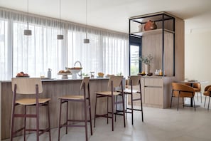 Espresso maker, dining tables - Calido Valdebebas (Madrid)