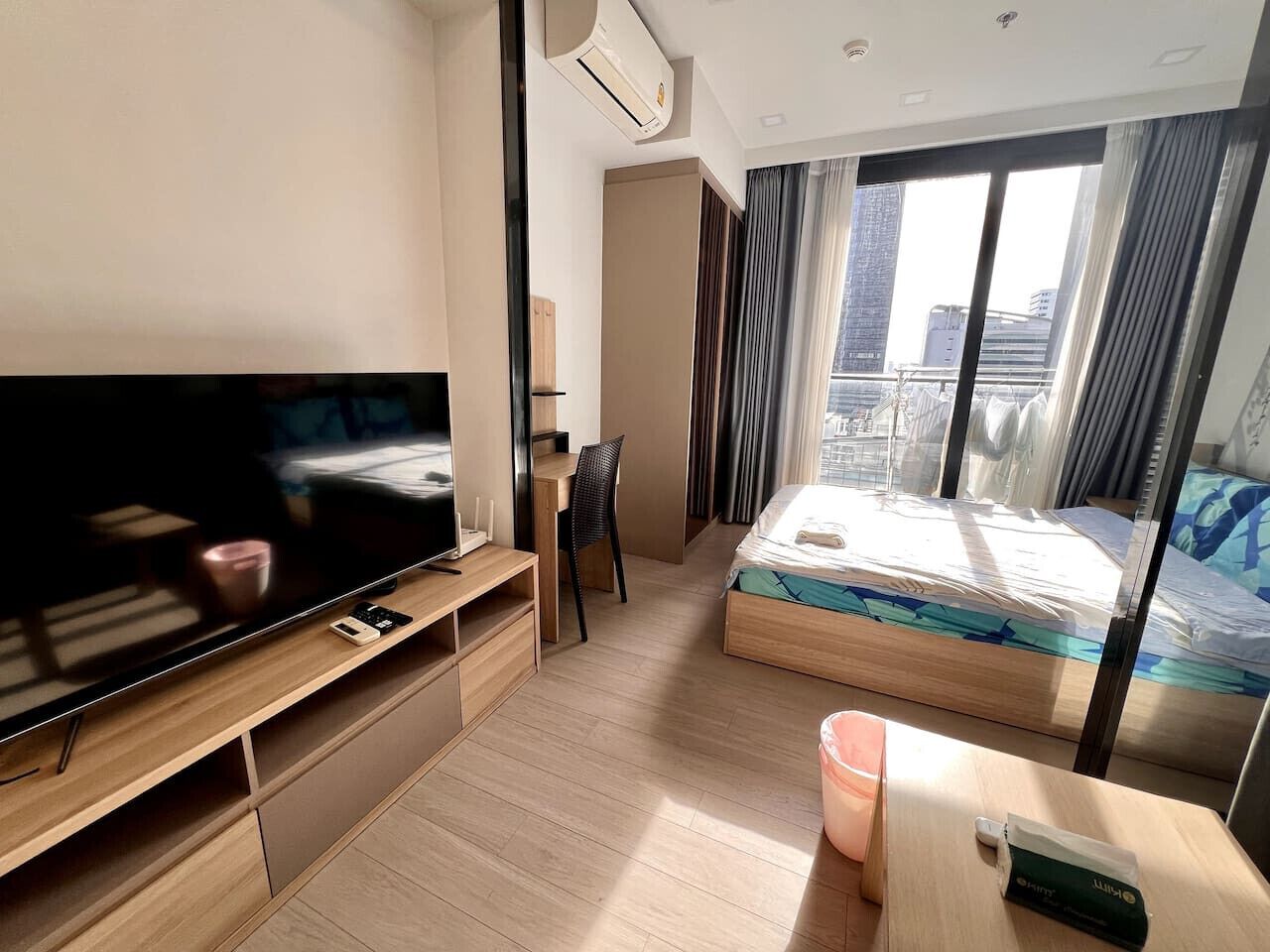 Desk, iron/ironing board, WiFi
