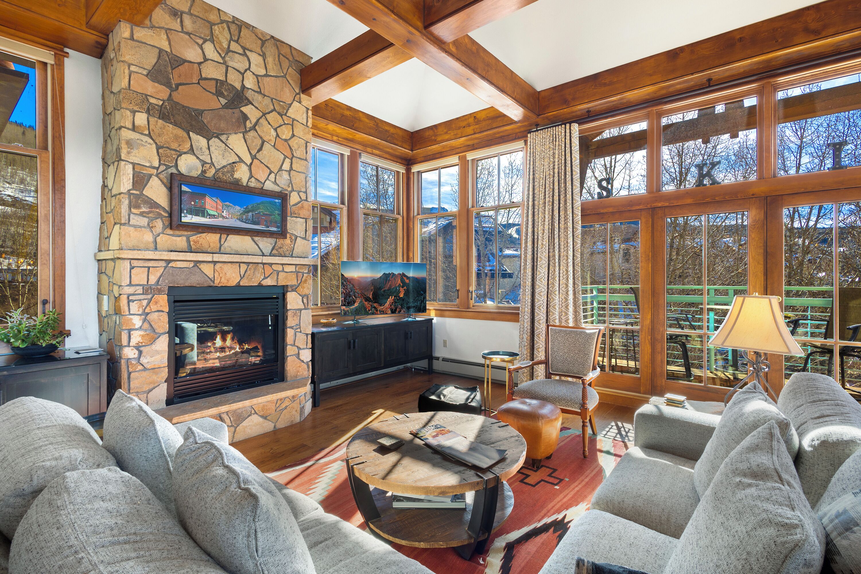TV, fireplace