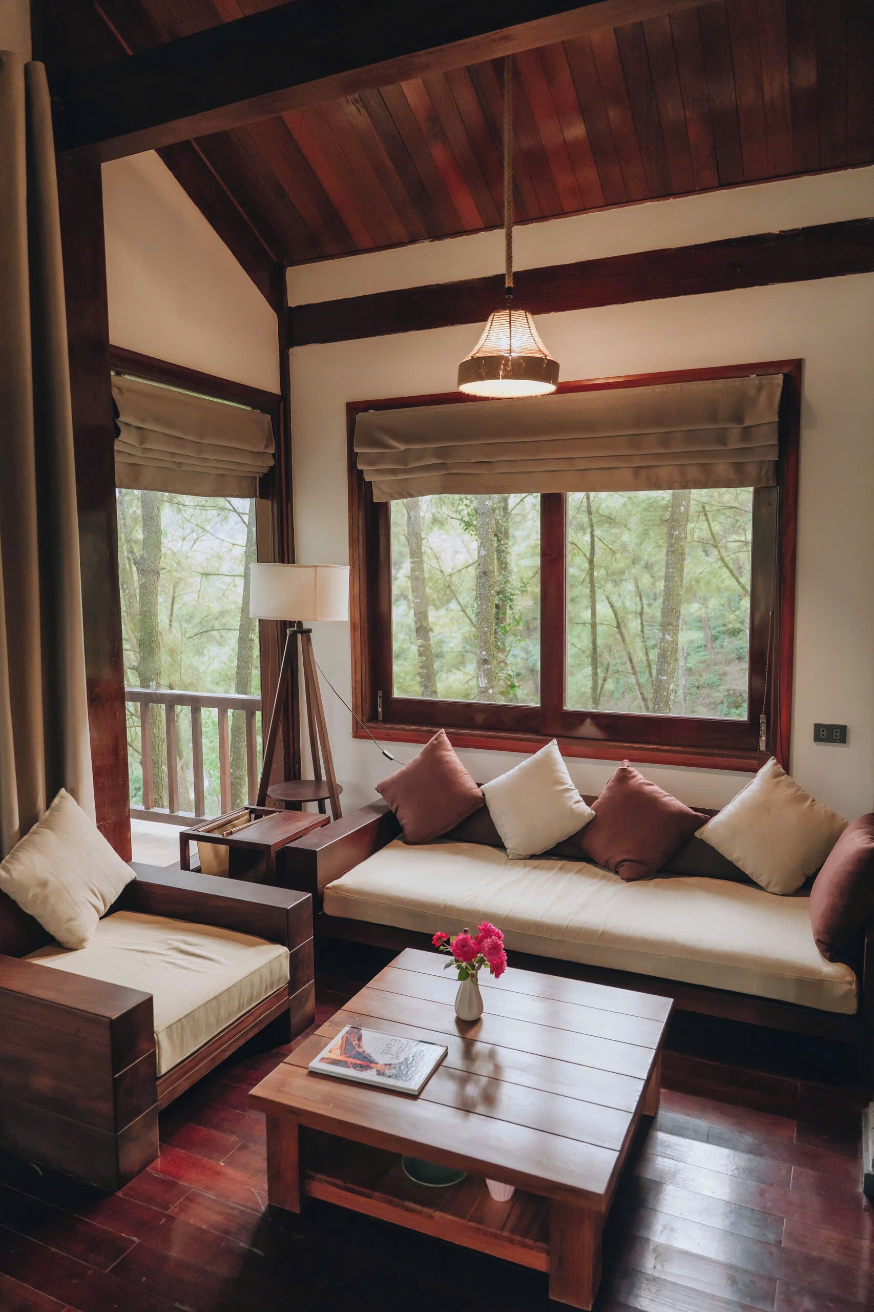 Classic Double Room, 1 King Bed, Private Bathroom, Hill View | Living area