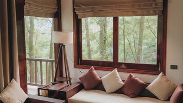 Signature-Doppelzimmer, 1 King-Bett, Blick auf die Anlage, Poolseite