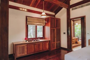 Phòng đôi có thiết kế đặc trưng, 1 giường cỡ king, quang cảnh resort, cạnh hồ bơi | Bộ trải giường bằng vải cotton Ai Cập, bộ đồ giường cao cấp 