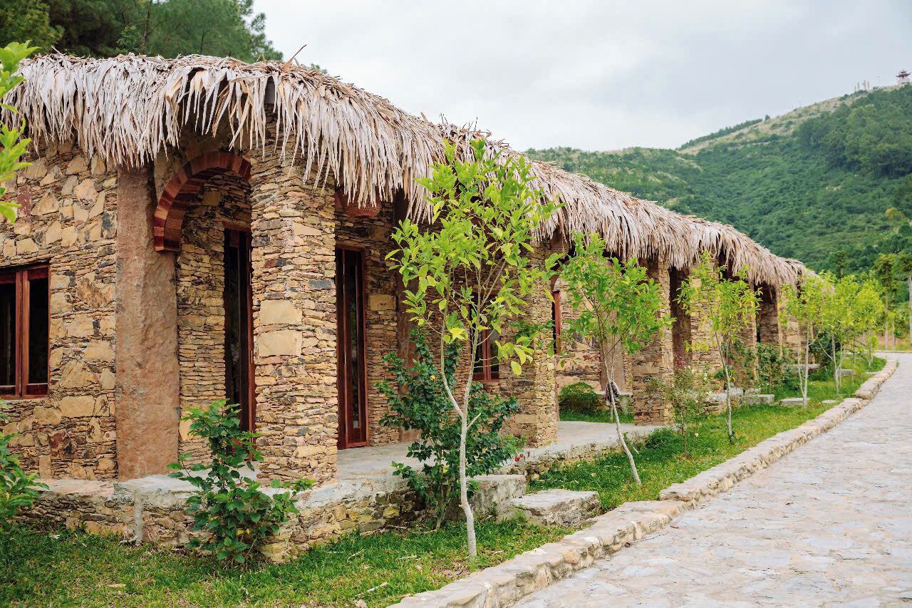 Classic Room, 1 King Bed, Hill View, Poolside | Exterior