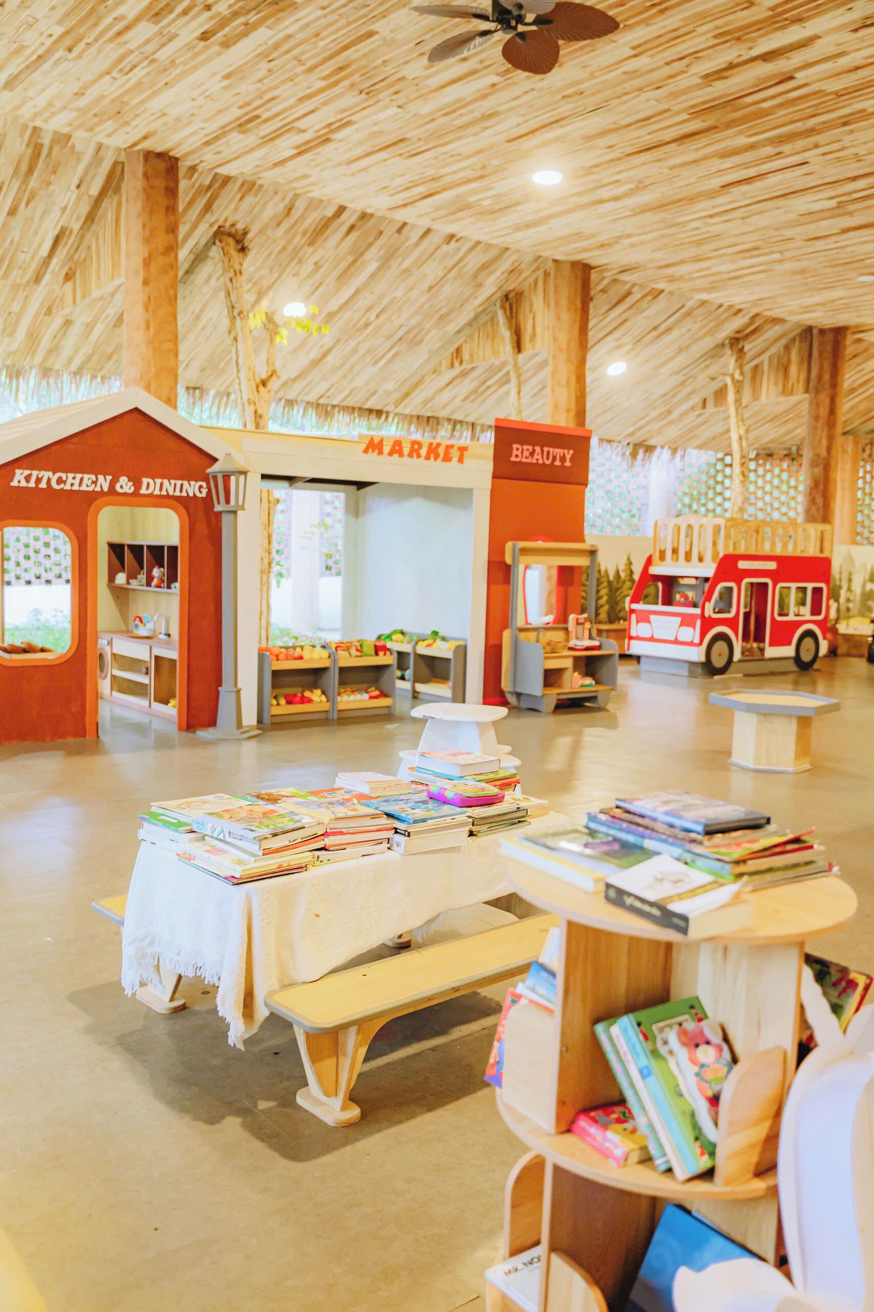 Un área de juegos infantiles con una cocina, comedor, mercado y una peluquería recreada.