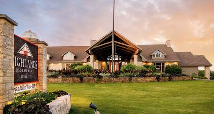 Retro Nest octagon home in woods, pool, jukebox, phonebooth