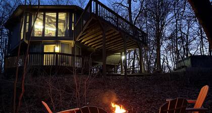 Retro Nest octagon home in woods, pool, jukebox, phonebooth