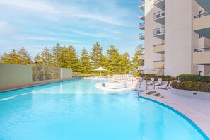 Apartment | Pool - Beachside Studio With Pool and Gym Access (Sydney)