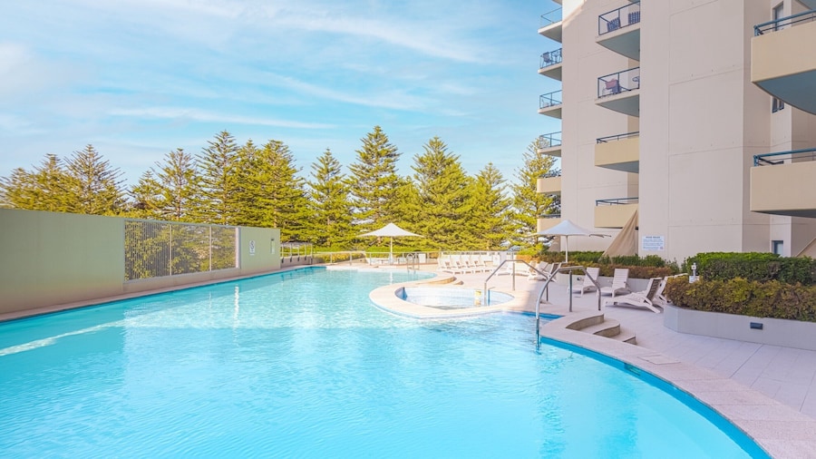 带泳池和健身房的海滨开间