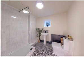 Jabón y papel de baño 