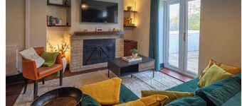 Stylish & Spacious Retreat in Troedyrhiw | Sleeps 6 | Garden Decking