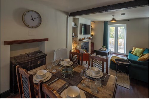 Stylish & Spacious Retreat in Troedyrhiw | Sleeps 6 | Garden Decking