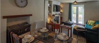 Stylish & Spacious Retreat in Troedyrhiw | Sleeps 6 | Garden Decking