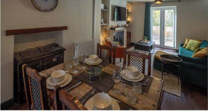 Stylish & Spacious Retreat in Troedyrhiw | Sleeps 6 | Garden Decking