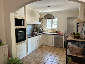 Frigorífico, microondas, horno y lavavajillas