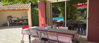 Air-conditioned villa with pool Mouriès Alpilles sleeps 8