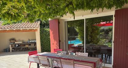 Air-conditioned villa with pool Mouriès Alpilles sleeps 8