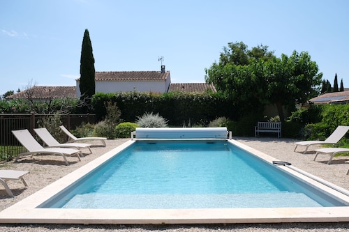 Air-conditioned villa with pool Mouriès Alpilles sleeps 8