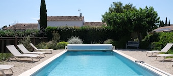 Air-conditioned villa with pool Mouriès Alpilles sleeps 8