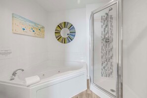 Shower, jetted bath, hair dryer, towels - Lighthouse 1416 • Gulf-Front Condo in Gulf Shores • Walk to Dining + Fun 🎶 (Gulf Shores)