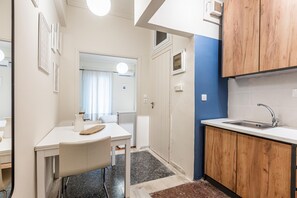 Apartment | Eigene Kochnische | Kühlschrank, Herdplatte, Wasserkocher mit Kaffee-/Teezubehör