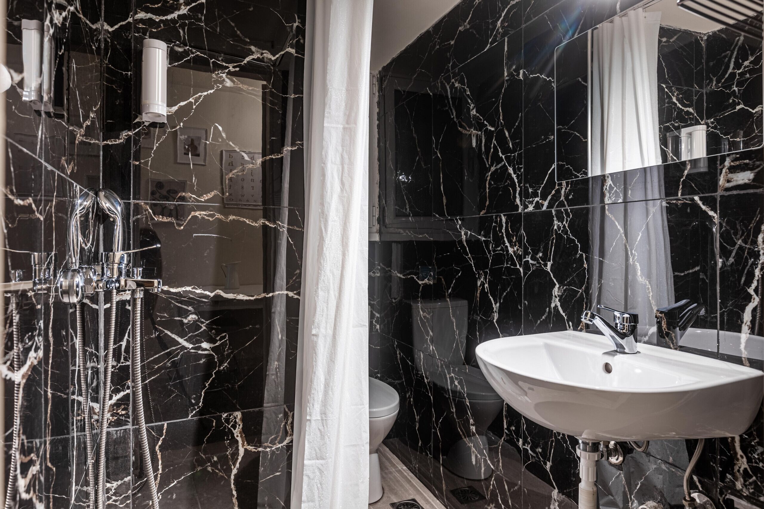 Appartement | Salle de bain | Douche, sèche-cheveux, serviettes fournies, savon