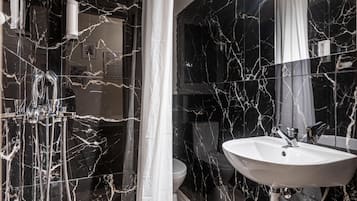 Appartement | Salle de bain | Douche, sĂšche-cheveux, serviettes fournies, savon