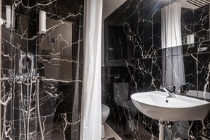 Apartment | Badezimmer | Dusche, Haartrockner, Handtücher, Seife
