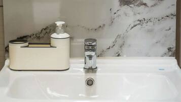 Dusj, håndklær, såpe og toalettpapir