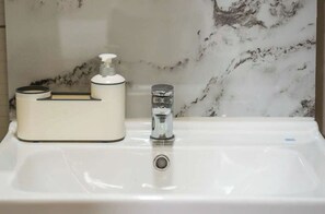 Douche, serviettes fournies, savon, papier toilette