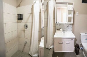 Shower, towels, soap, toilet paper - Charming studio in tranquil Claxton Bay with AC and a full en suite bathroom (Claxton Bay)