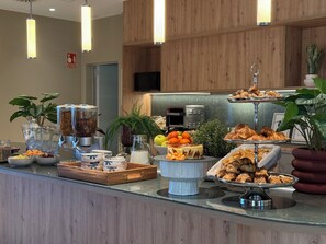 Daily continental breakfast for a fee - Calido Las Tablas (Madrid)
