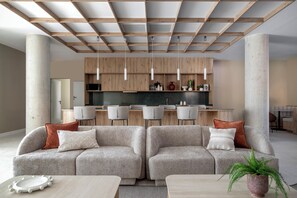 32-inch flat-screen TV with cable channels - Calido Las Tablas (Madrid)