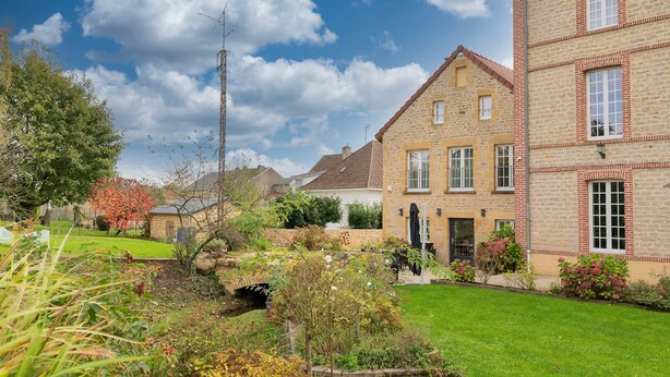 A residential property with a stone facade, a well-maintained garden, and a clear sky. - Tenda room (Douzy)