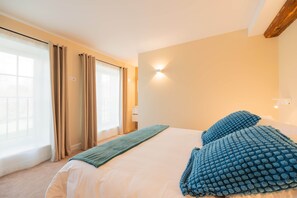 Tabla de planchar con plancha, wifi, ropa de cama