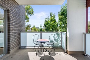Apartment | Balcony - Relaxed 2br, 2bth Apartment With Balcony & Parking (Canberra)