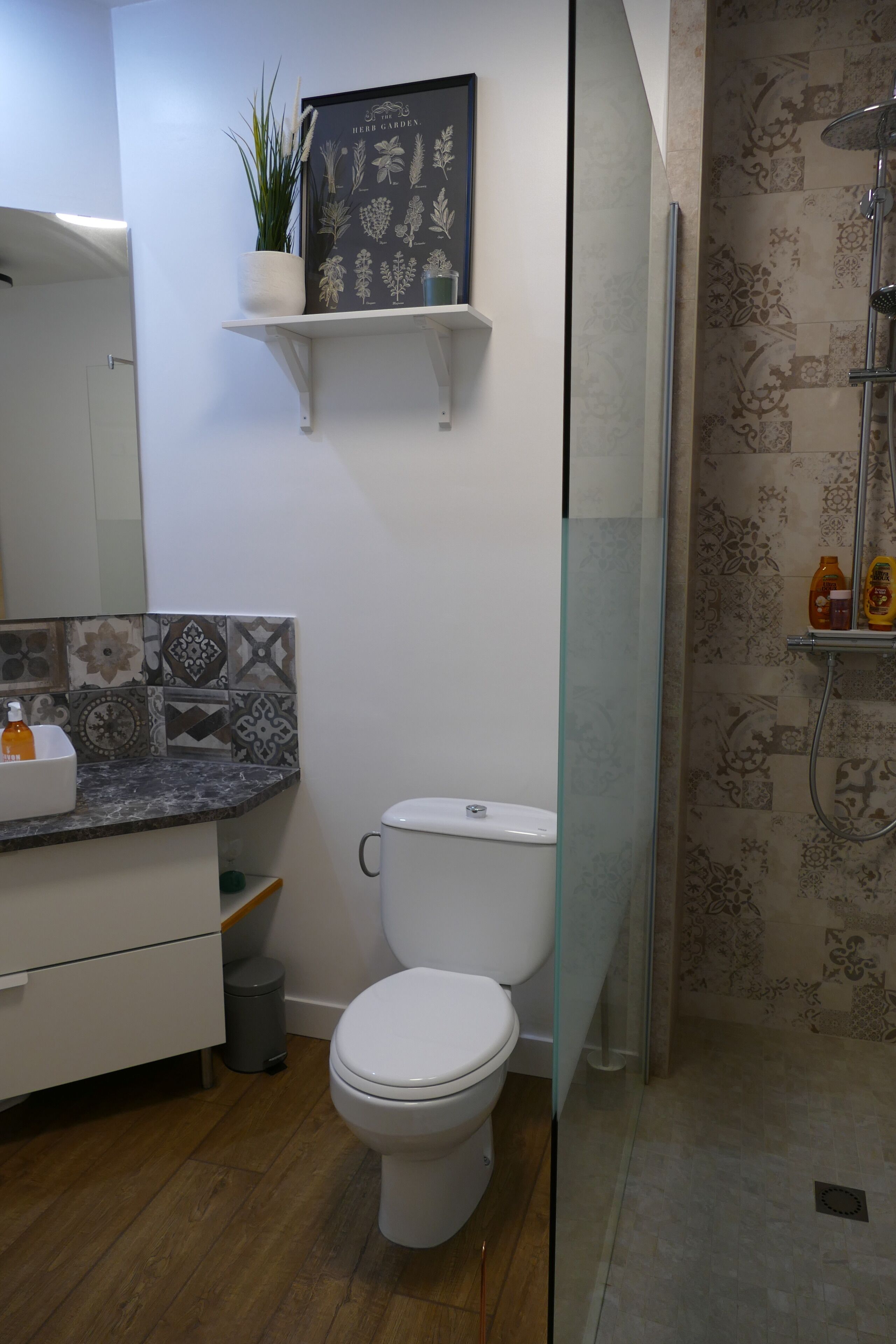 Regadera, secadora de cabello, toallas, jabón 