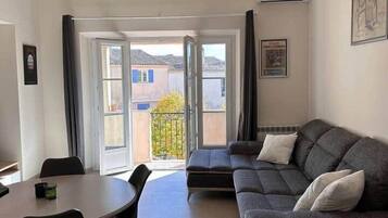 Fernseher, Tischtennisplatte