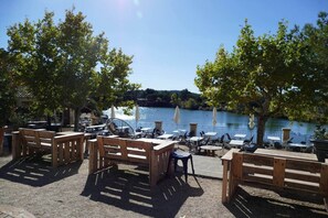 Outdoor dining - 72m2 air-conditioned T3, fully renovated, lake view (Mallemort)