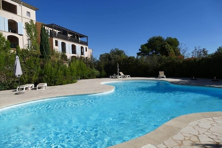 Pool. 72m2 air-conditioned T3, fully renovated, lake view
