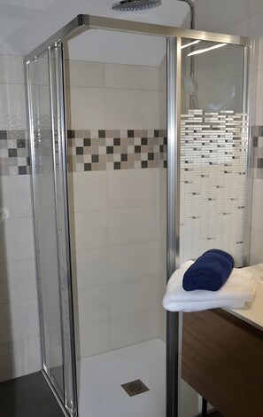 Ducha, secador de pelo y toallas