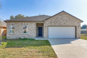 Interior - Easy Hwy Access to Dtwn: Pet-friendly Houston Home (Houston)