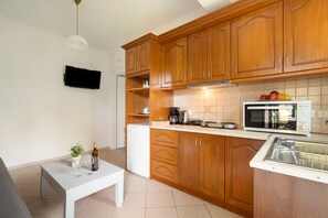 Fridge, microwave, stovetop, coffee/tea maker - Anna's One-Bedroom Apartment with Balcony, Wi-Fi and Air Conditioning (Νικιάνα)