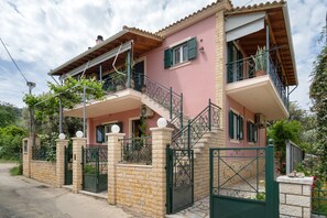 Exterior - Anna's One-Bedroom Apartment with Balcony, Wi-Fi and Air Conditioning (Νικιάνα)