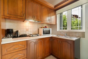 Fridge, microwave, stovetop, coffee/tea maker - Anna's One-Bedroom Apartment with Balcony, Wi-Fi and Air Conditioning (Νικιάνα)