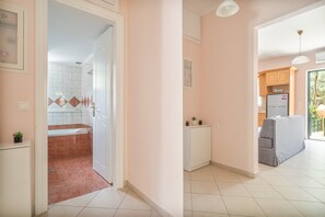 Interior - Anna's Two-Bedroom Apartment with Mountain View, Wi-Fi, and Air Conditioning (Νικιάνα)
