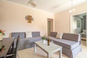TV - Anna's Two-Bedroom Apartment with Mountain View, Wi-Fi, and Air Conditioning (Νικιάνα)