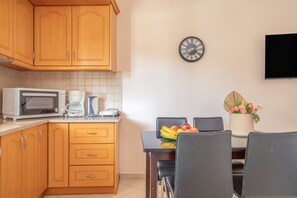 Dining - Anna's Two-Bedroom Apartment with Mountain View, Wi-Fi, and Air Conditioning (Νικιάνα)