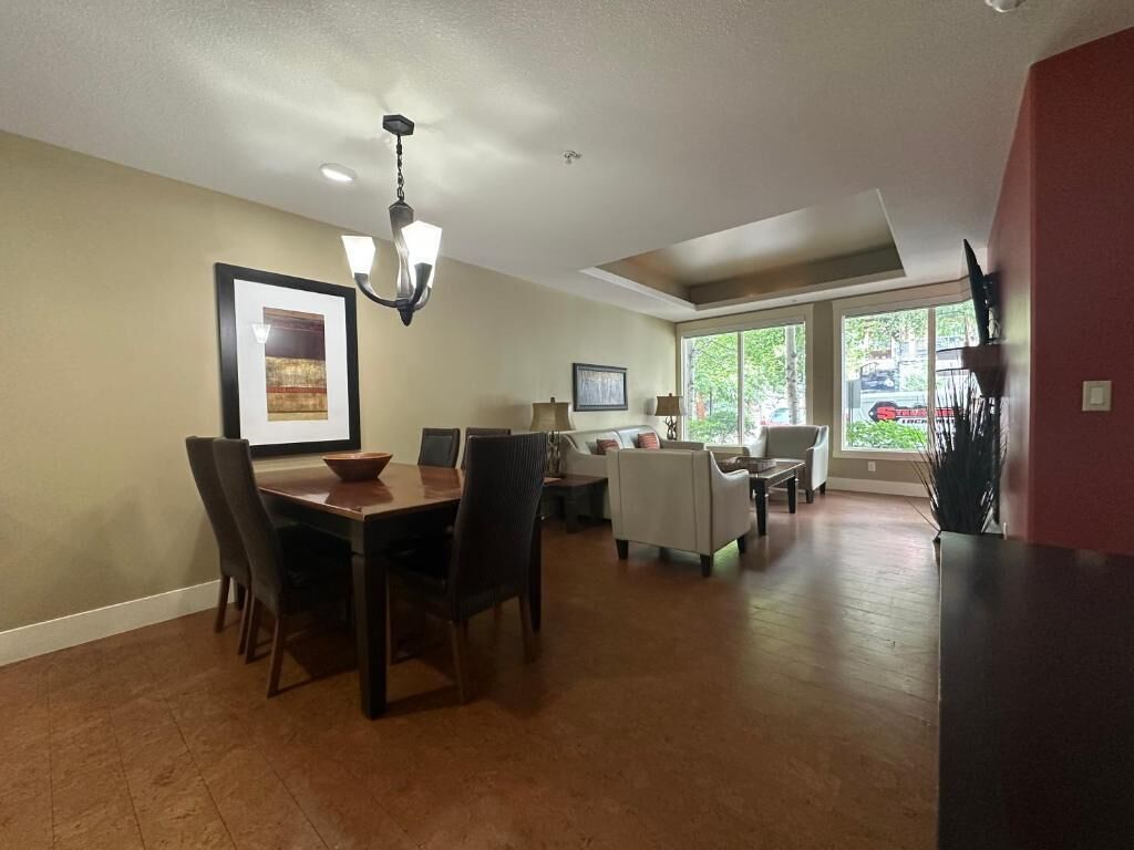 Condo familial, balcon, vue sur le jardin | Restauration