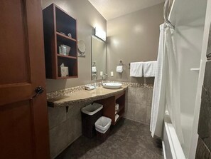 Ensemble douche/baignoire, articles de toilette gratuits, sèche-cheveux