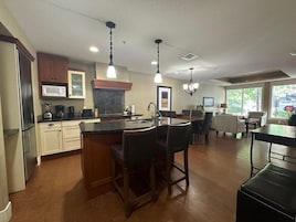 Condo família, sacada, vista para o jardim | Cozinha privada | Cafeteira/chaleira, chaleira elétrica, torradeira, mixer de alimentos
